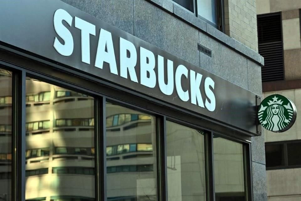 Starbucks dijo que sus ventas comparables cayeron un 4 por ciento, impulsadas por una disminución del 6 por ciento en las visitas a sus tiendas.