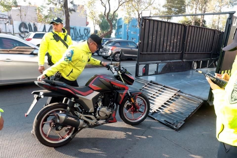 Los policías retiraron motocicletas para retirar vehículos de vialidade.