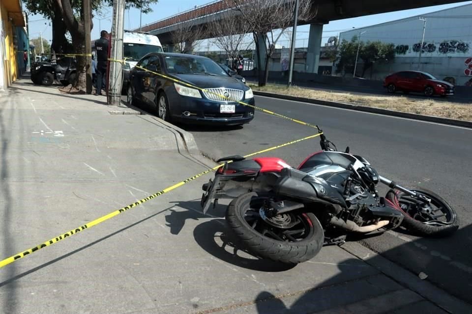 Un motociclista falleció tras chocar con un taxi en Avenida Oceanía.