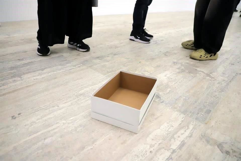 En la exposición de Gabriel Orozco no falta la 'Caja vacía de zapatos (1993)', con la que hizo reír -o rabiar- en la Bienal de Venecia.