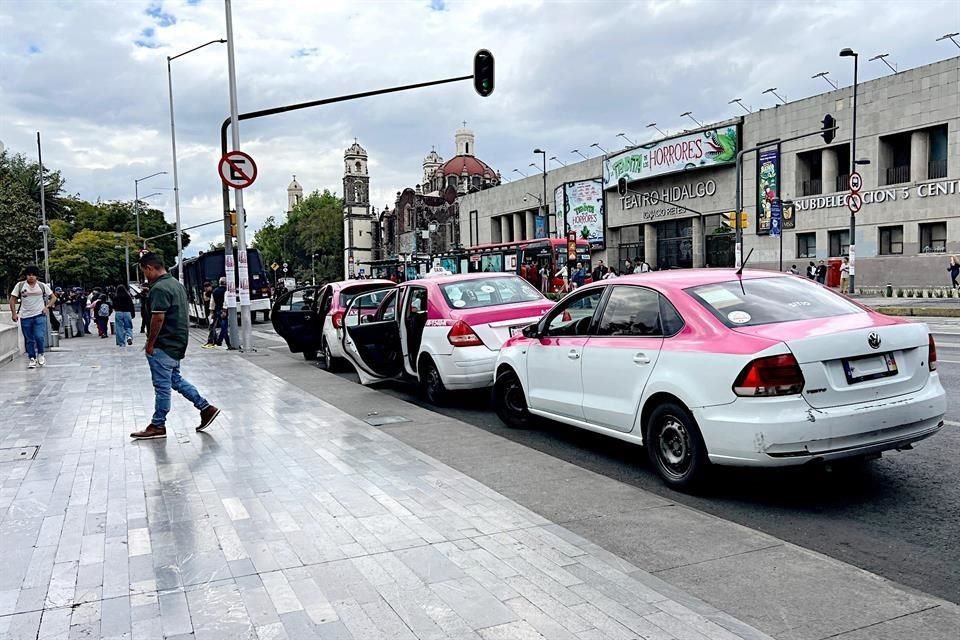 Una de las bases piratas de taxis está al costado de la Alameda Central.