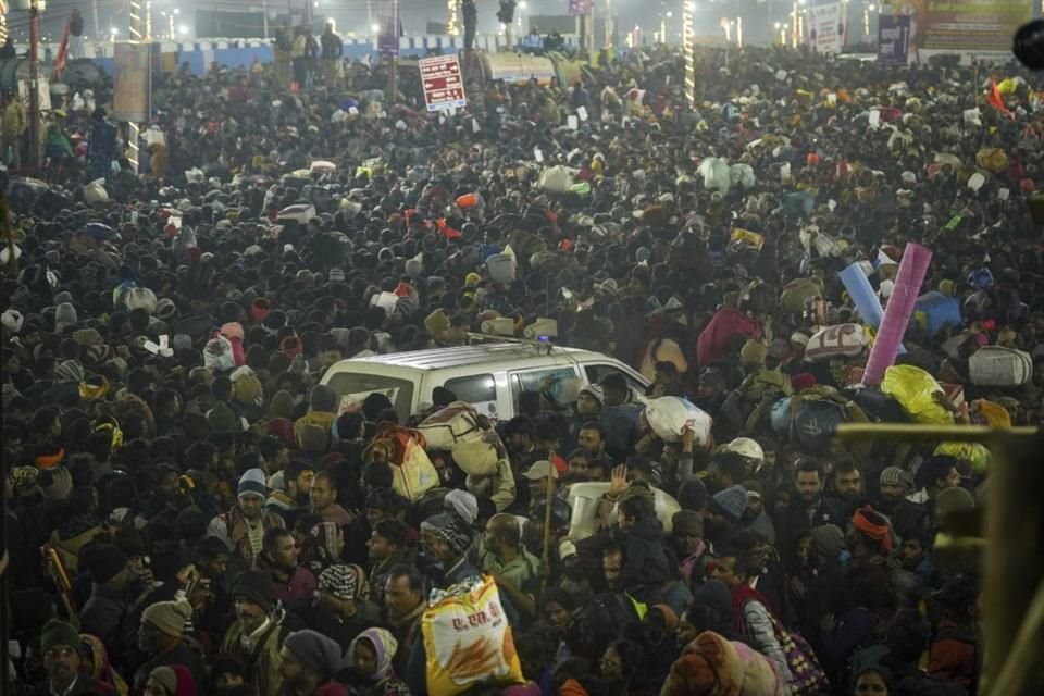 Una ambulancia avanza entre una multitud de devotos hindúes congregados para celebrar el festival Maha Kumbh en Prayagraj, India, el 29 de enero de 2025.