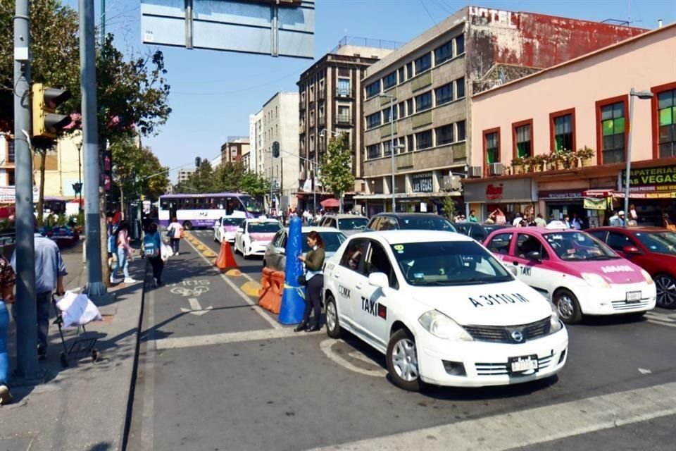 PINO SUÁREZ. Las bases incluso se ubican en pleno arroyo vehicular y llegan a invadir espacios ciclistas.