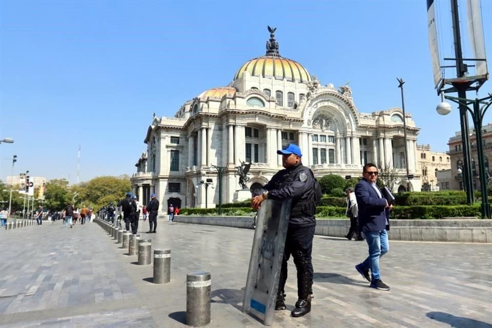 Elementos de la Policía se mantuvieron en Bellas Artes, tras la riña registrada el pasado lunes.