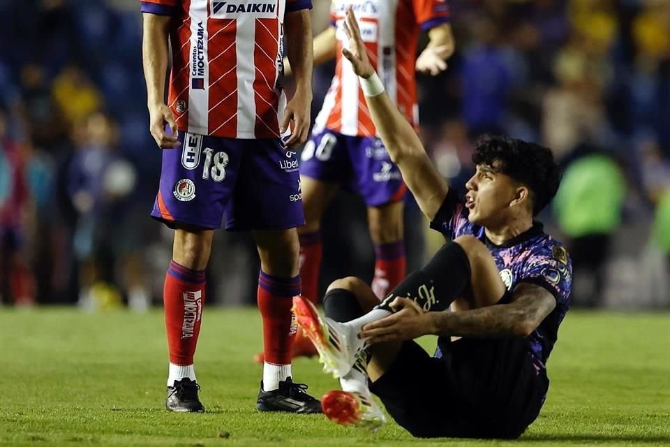 Kevin Álvarez salió lesionado del tobillo izquierdo.