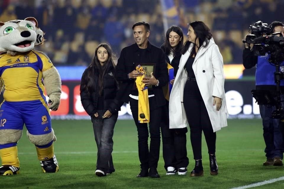 Lucas Lobos fue el invitado especial, pues su nombre ya fue inscrito en el Anillo de Leyendas del Universitario.