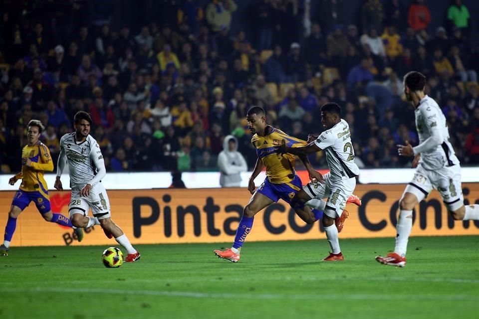 Tigres dominó el inicio del partido, pero poco a poco Xolos ganó terreno en el primer tiempo.