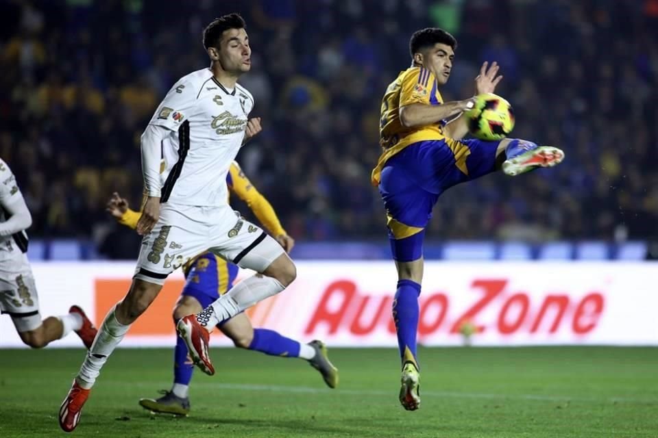 Nico Ibáñez lució ansioso por su gol, erró unas claras.