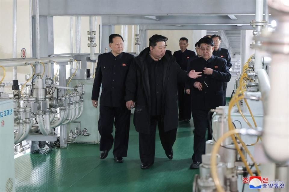 El líder norcoreano Kim Jong Un visita una instalación de material nuclear.