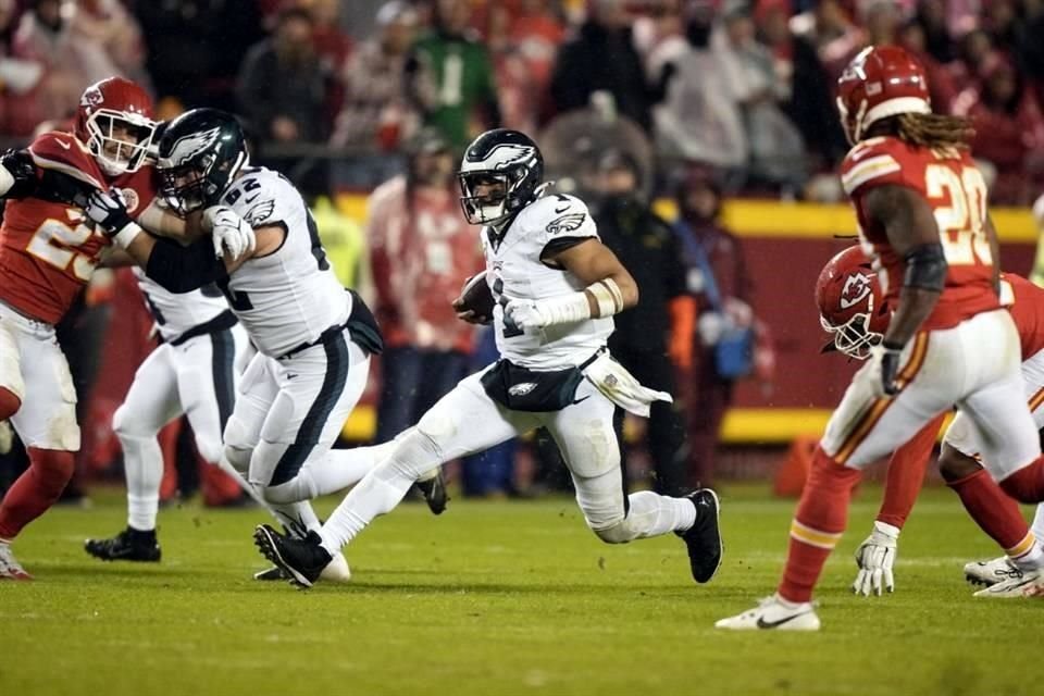 Jalen Hurts es la principal arma de Eagles.