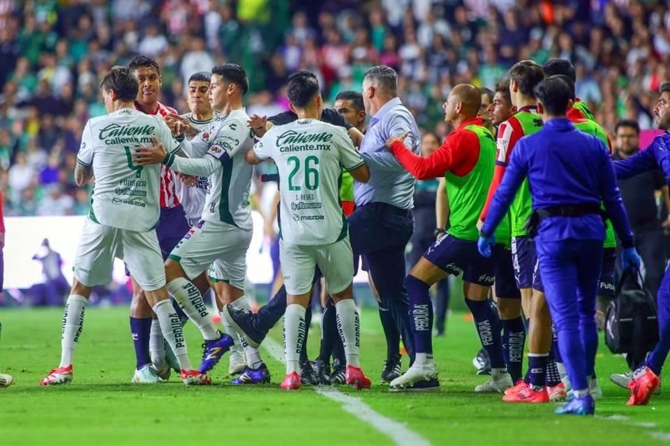 El momento en el que Óscar García agrede al jugador rival, por lo que fue expulsado y le podría traer una fuerte sanción.