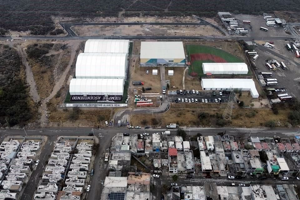 La semana pasada, relató, comenzaron a instalar tres grandes carpas en una cancha de futbol y otras dos más pequeñas en una cancha de beisbol del Polideportivo. 