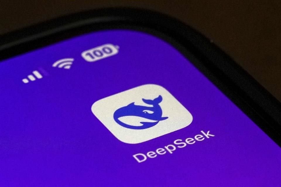 DeepSeek, IA china, causó un caos en Wall Street por su enfoque Open Source, eficiencia y menor costo operativo frente a modelos creados en Estados Unidos.