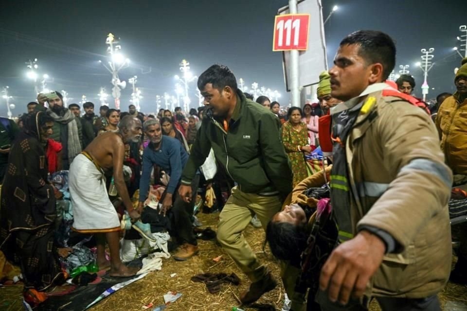 Al menos 30 personas murieron y muchas más resultaron heridas en una estampida en la reunión religiosa más grande del mundo en India.