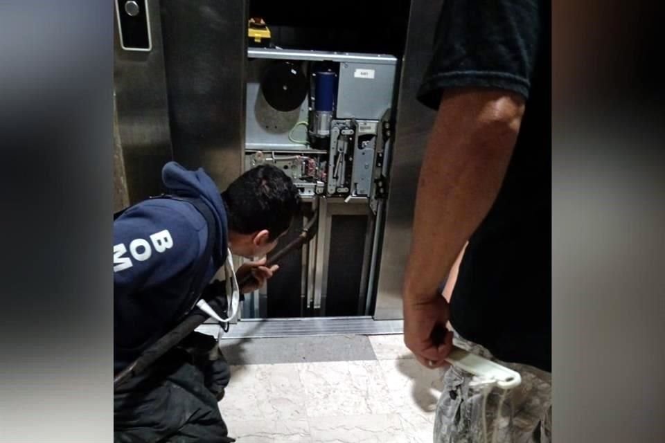 Se realizaron maniobras para destrabar el elevador y así proceder al rescate.