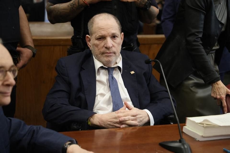 Harvey Weinstein pidió adelantar su juicio por agresión sexual debido a malas condiciones en prisión Rikers Island y por problemas de salud.