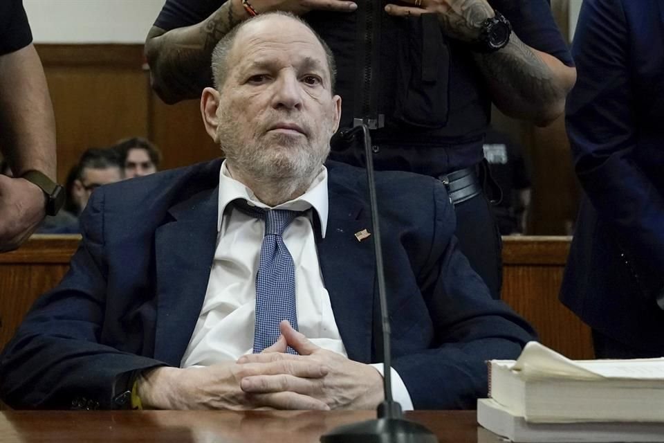 El juez Curtis Farber, quien preside la Corte Suprema de Manhattan, estableció una nueva fecha para el juicio de Weinstein el 15 de abril, adelantando la fecha original en una semana.