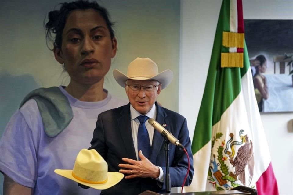 Ex Embajador de EU en México Ken Salazar dijo que intento de Trump de cambiar el nombre del Golfo de México es 'muestra de ignorancia'.