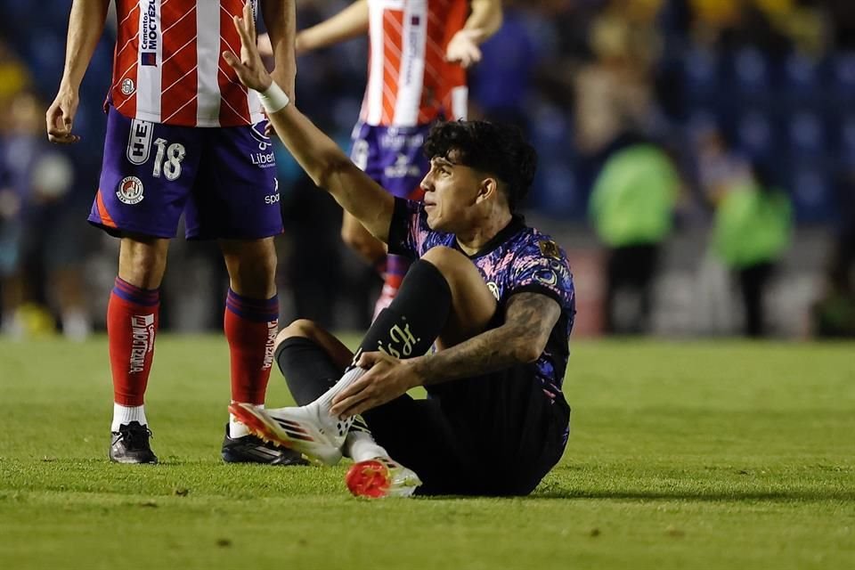 Kevin Álvarez salió lesionado del juego ante el Atlético de San Luis.