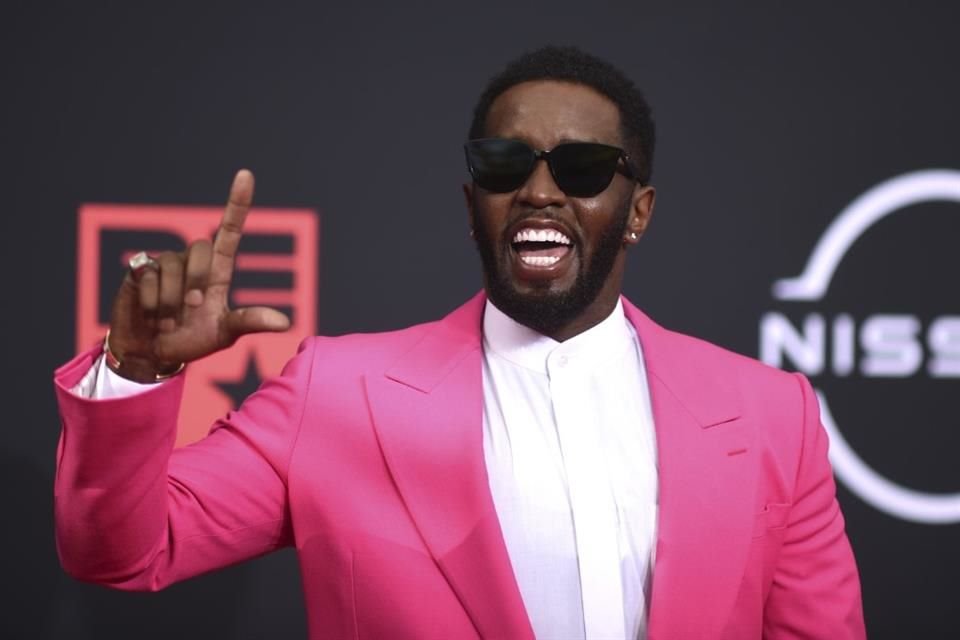 Ex asistente de Diddy reveló que le ordenaron tener relaciones sexuales con una mujer para demostrar su lealtad en una fiesta 'Freak Off'.