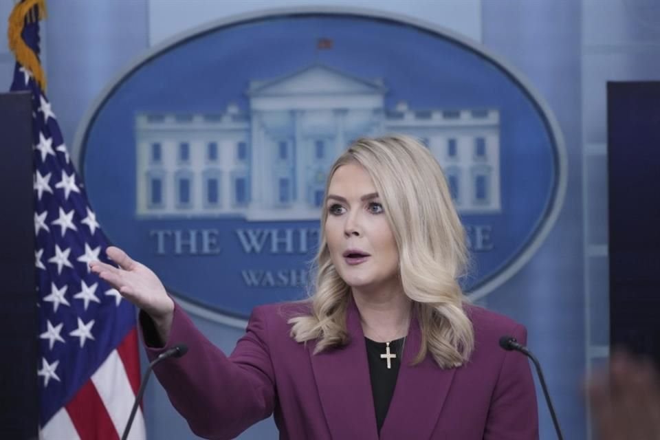 La Secretaria de Prensa de la Casa Blanca, Karoline Leavitt, habla con reporteros en la Sala de Prensa James Brady en la Casa Blanca, el 28 de enero de 2025, en Washington.