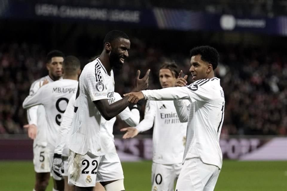 Real Madrid's Rodrygo, right, c amus)