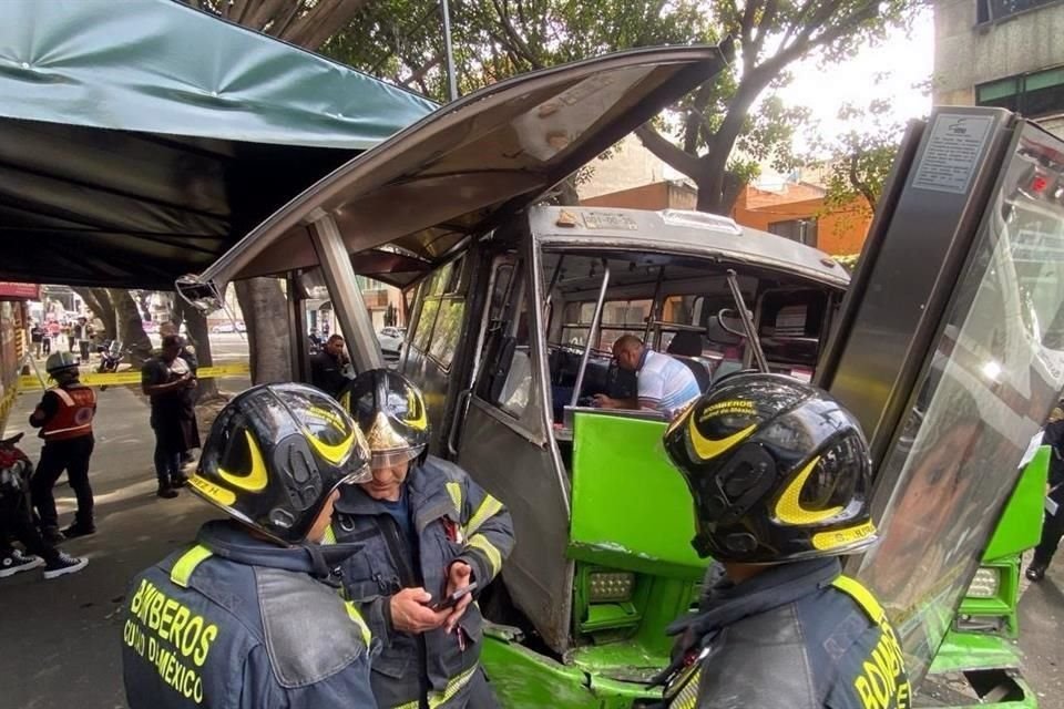 El microbús invadió el la acera, chocó contra un árbol y enseguida se estrelló contra la estructura de un parabús.