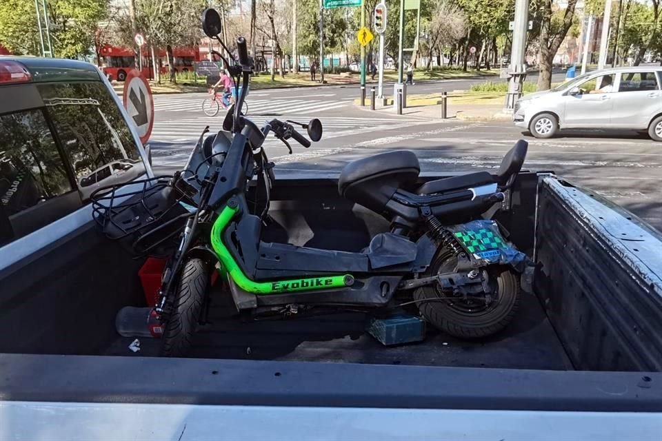 Primeras versiones señalan que la pipa se pasó el alto y golpeó a la bicicleta eléctrica.