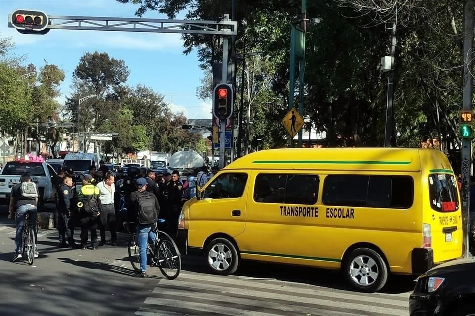 La menor de edad fue atendida dentro de una camioneta de transporte escolar por paramédicos.