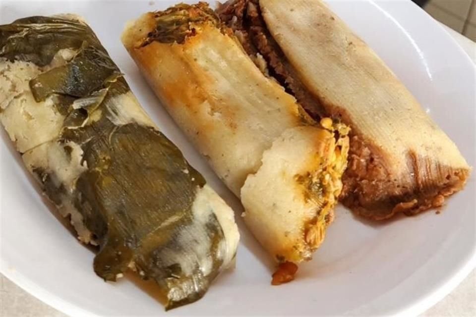 El platillo se ha preparado de maneras distintas, desde la epoca prehispánica con tamales de amaranto con quelites hasta hoy en día con colorantes, rellenos de queso o fritos.