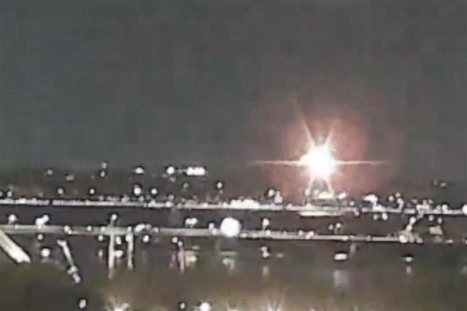 Un avión se estrelló cerca del Aeropuerto Nacional Ronald Reagan en Washington D.C. Se desconoce número de víctimas.