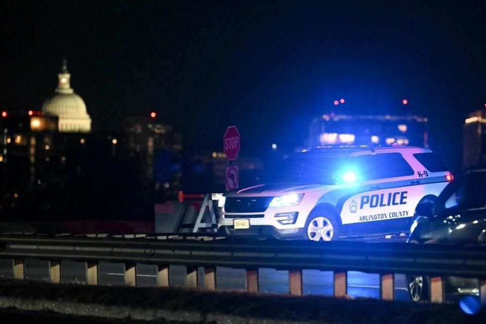 Unidades de emergencia llegaron al Río Potomac para atender el accidente del avión de American Airlines.