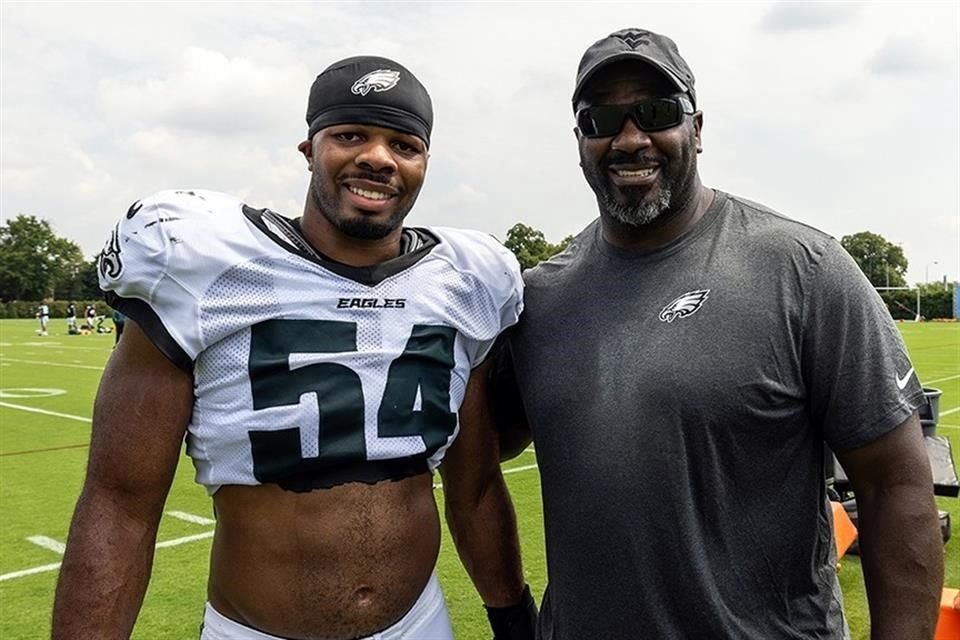 Jeremiah Trotter Jr. junto a su padre, Jeremiah Trotter.