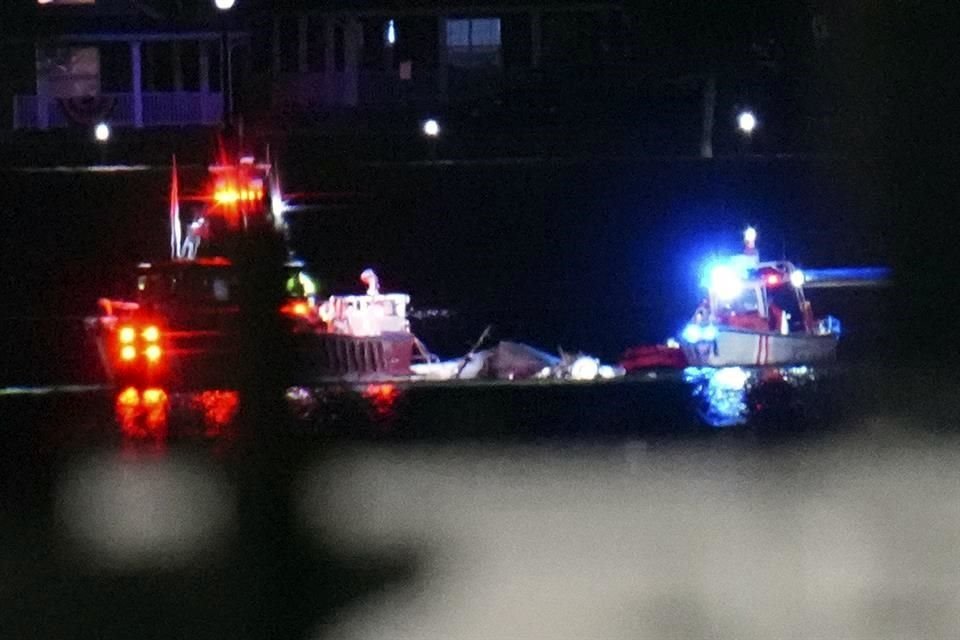 Cuerpos de rescate buscan sobrevivientes entre los escombrso de las aeronaves que cayeron en aguas del Río Potomac.