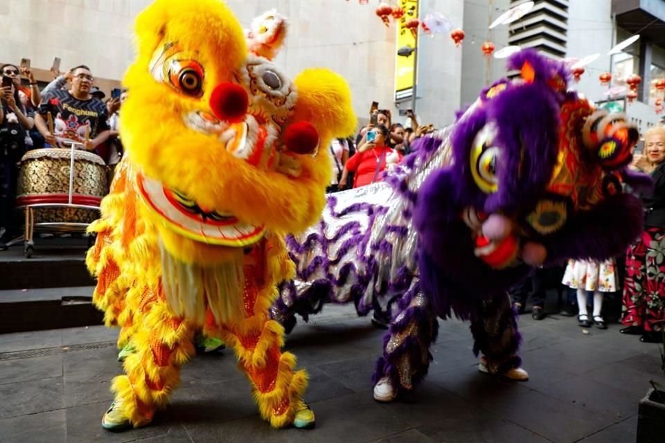 COLOR Y TRADICIÓN. El baile de dragones es uno de los momentos más esperados por los visitantes al Barrio.