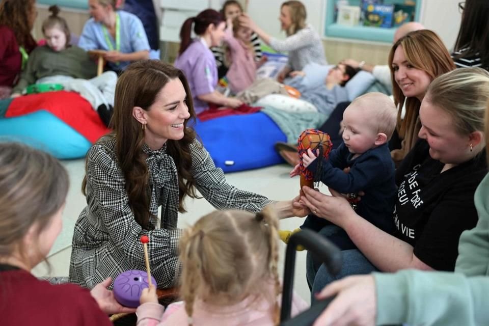 Middleton, de 43 años, convivió con los niños que reciben atención en el centro, así como con sus familias.