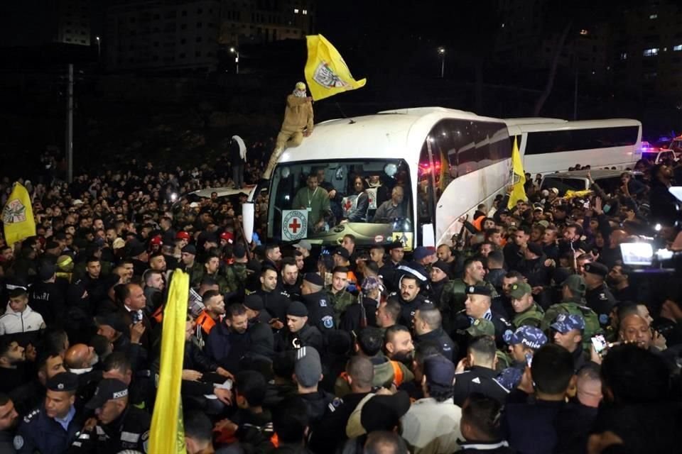 Un convoy de la Cruz Roja que transporta prisioneros palestinos liberados por Israel es recibido por una multitud a su llegada a Ramala, en la Cisjordania ocupada.