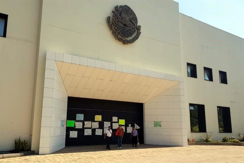 Integrantes de la Orquesta Escuela Carlos Chávez pegaron varios carteles en el Complejo Cultural Los Pinos en protesta por la falta de una sede definitiva para sus actividades académicas y artísticas.