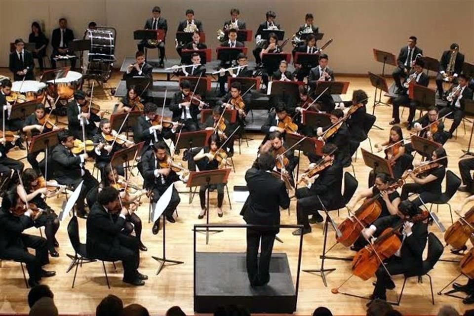 La Orquesta Escuela Carlos Chávez se fundó en 1990 y está conformada por 122 integrantes.