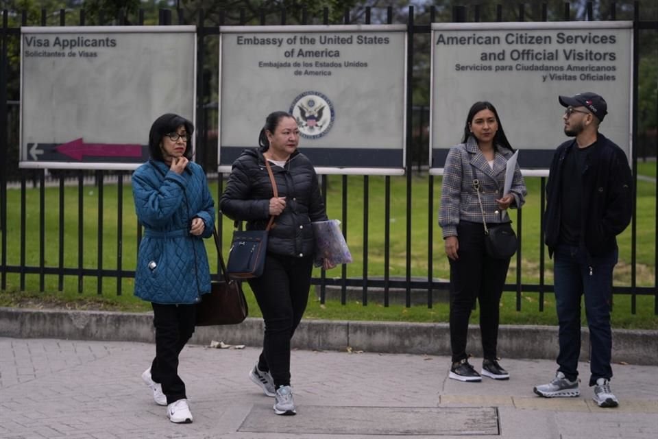 Personas afuera de la Embajada de EU en Bogotá después de que se les cancelara su cita para trámite de visa.