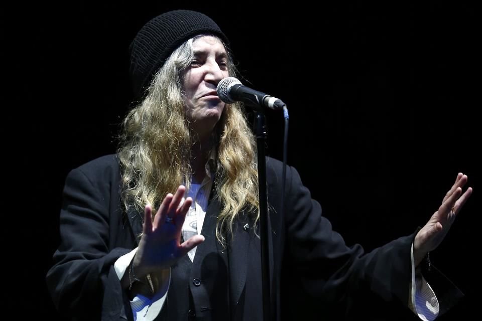 La cantante Patti Smith se desmayó en su show en Brasil por migraña; aseguró estar bien y pidió disculpas al público.