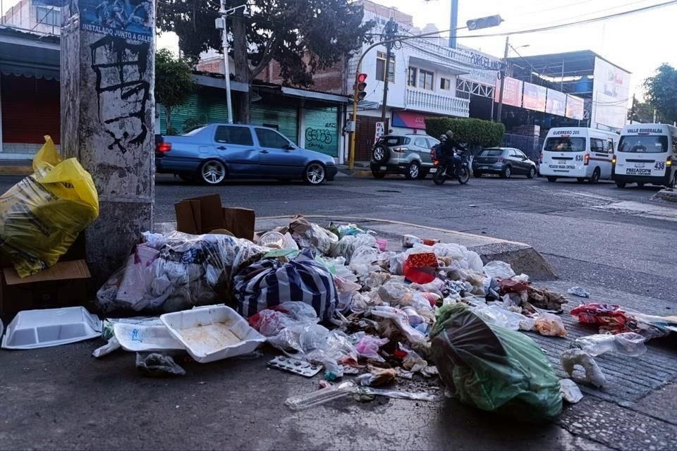 Tras el paro de trabajadores, se generaron montones de desechos en diversos puntos del municipio.