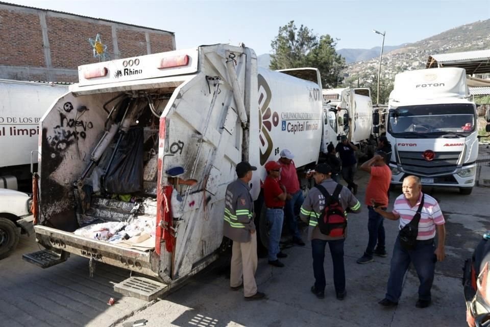 Los trabajadores de los camiones recolectores exigen que el Gobierno de Chilpancingo, Guerrero les reembolse las cuotas pagadas a la caseta de relleno sanitario.