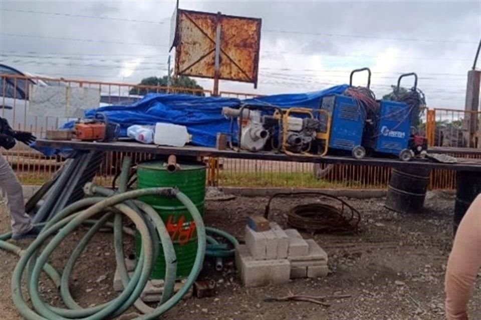 Además del hidrocarburo, fueron asegurados cuatro motobombas, tramos de mangueras y varios contenedores con capacidad de mil litros, de acuerdo con la FGR.