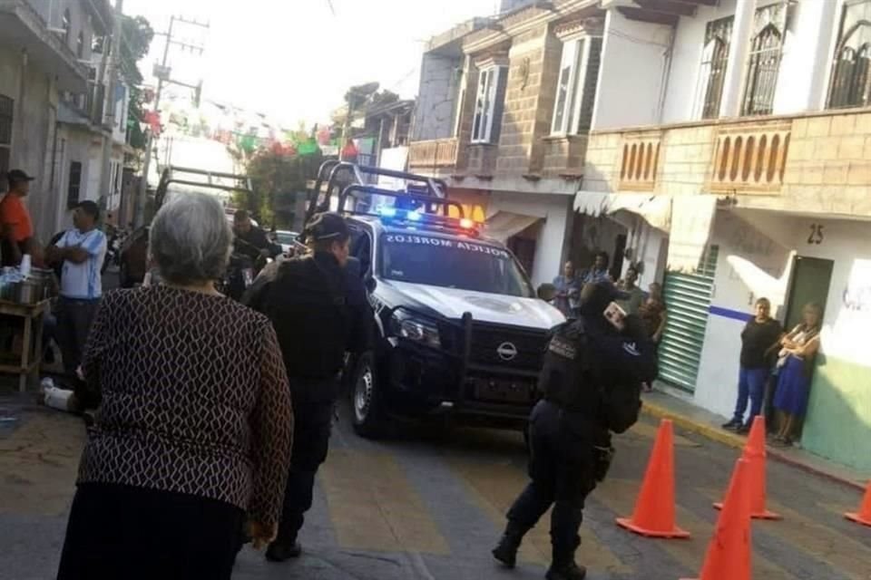 Hombres armados abrieron fuego frente a una escuela primaria en Temixco, Morelos; cinco personas resultaron heridas, una de gravedad.