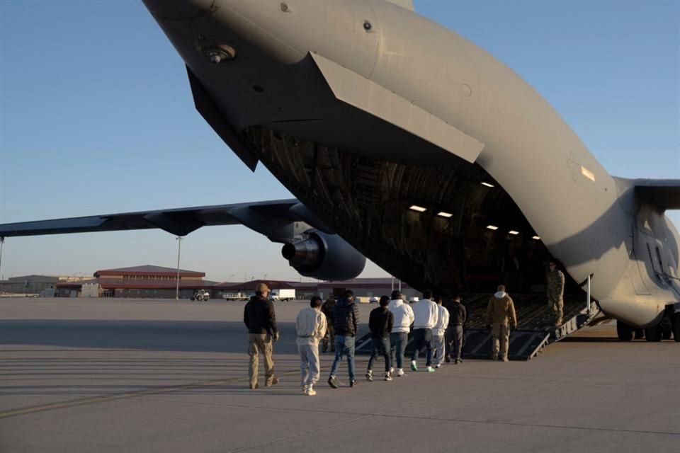 Migrantes abordan un avión militar el 23 de enero del 2025, en Fort Bliss, Texas.