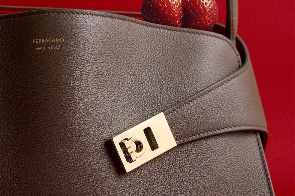 Ferragamo ha sido un referente de la alta moda con sus productos hechos a mano y el excelente manejo de suaves pieles que caracterizan bolsos, zapatos, prendas de ropa y accesorios.