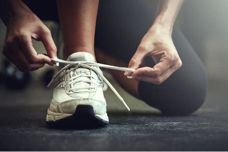 Correr es un deporte de impacto y necesitas proteger tus rodillas con un calzado cómodo para amortiguar cada paso.