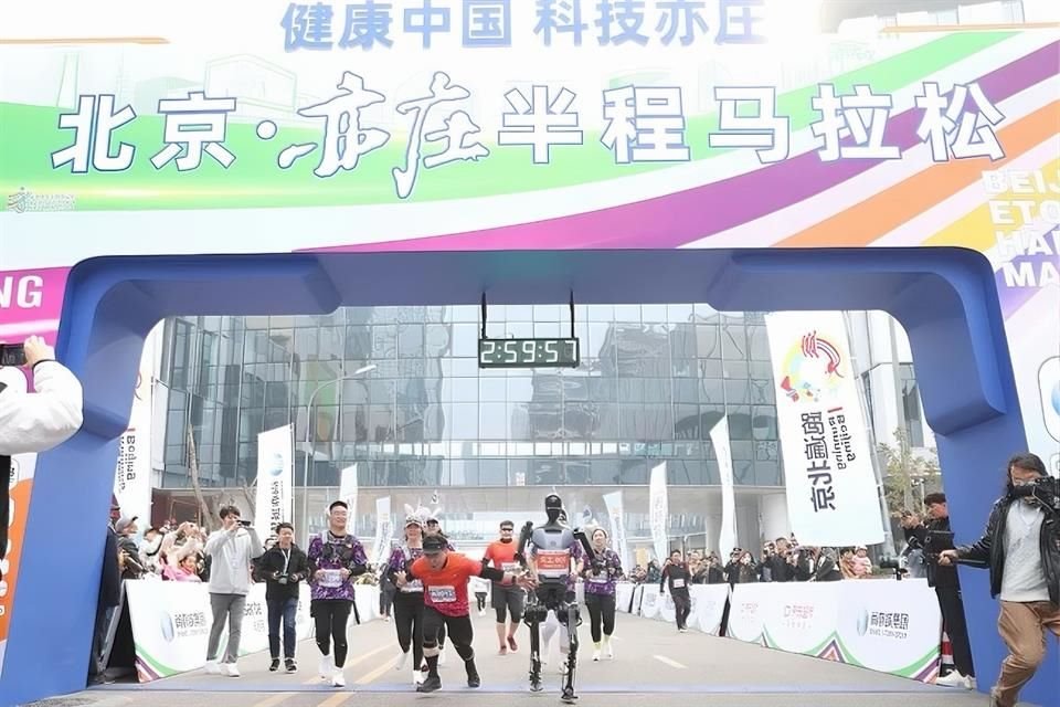 Según Beijing E-Town, empresas mundiales de robótica, instituciones de investigación, clubes de robótica y universidades también enviarán sus robots a correr en la media maratón.