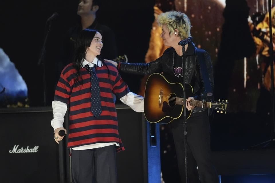 Green Day inició el gran espectáculo lanzándose con 'Last Night on Earth' en el Kia Forum y pronto se les unió Billie Eilish para la primera sorpresa de la noche.